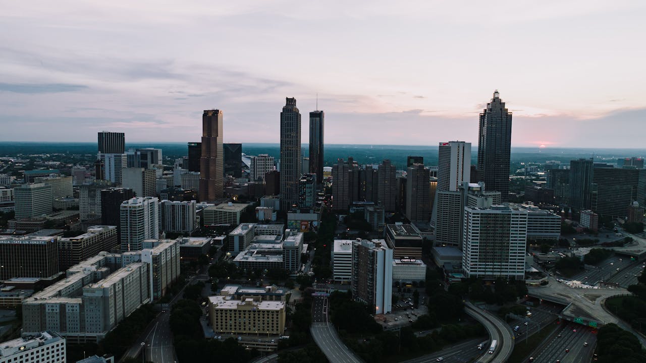 Skyline aereo al atardecer con arquitectura moderna, imagen conceptual del listado de desarrolladoras inmobiliarias en CABA