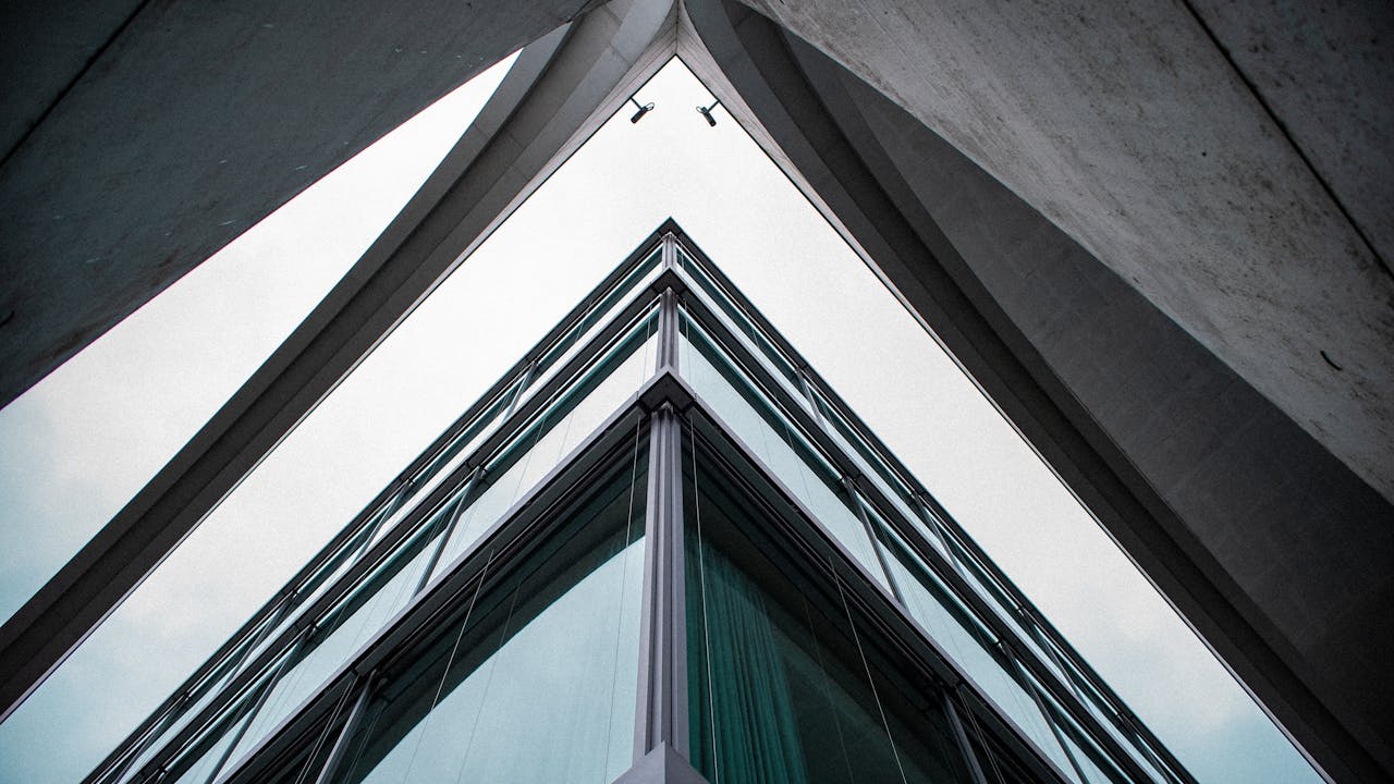 Vista de edificio moderno con diseño de vidrio y acero, imagen para checklist de visitar obra en pozo