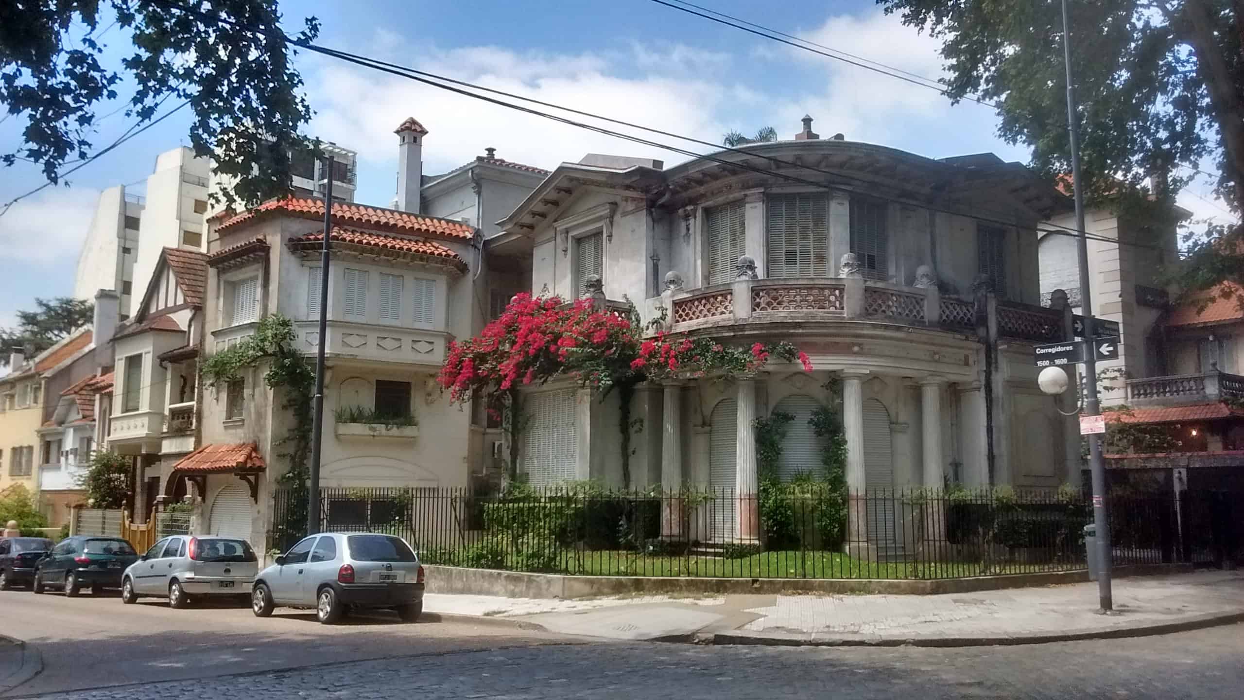 Esquina de Avenida de los Incas y Corregidores en Colegiales CABA, edificacion clasica residencial