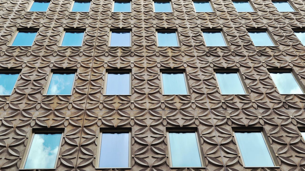 Edificio moderno con fachada de patron geometrico, imagen para guia de contrato de pozo en Argentina