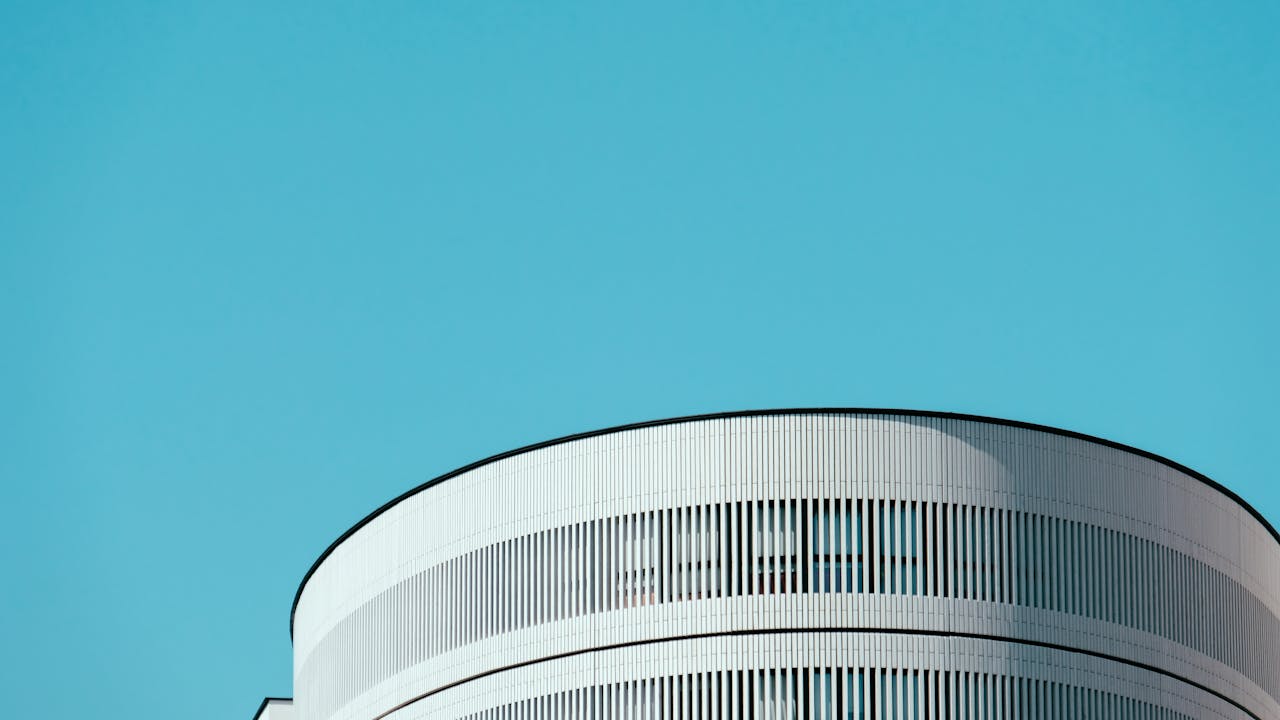 Diseño arquitectonico minimalista con edificio cilindrico, imagen para guia de como elegir un emprendimiento en pozo