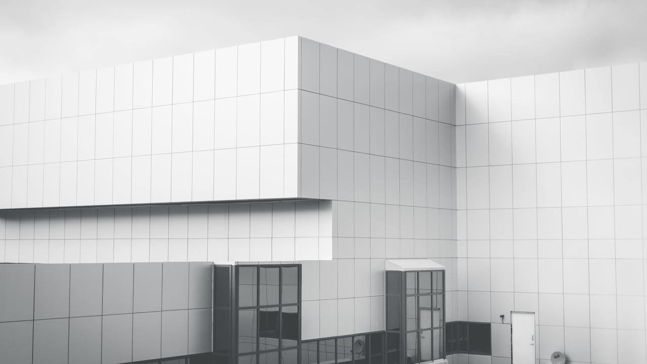 Edificio minimalista con fachada blanca, imagen para guia de emprendimientos en pozo en Buenos Aires