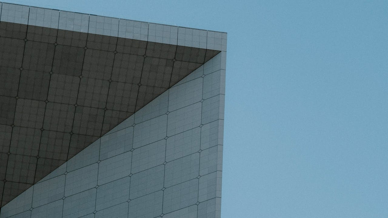 Edificio moderno minimalista con cielo azul, imagen para guia de estrategia de alquiler en pozo