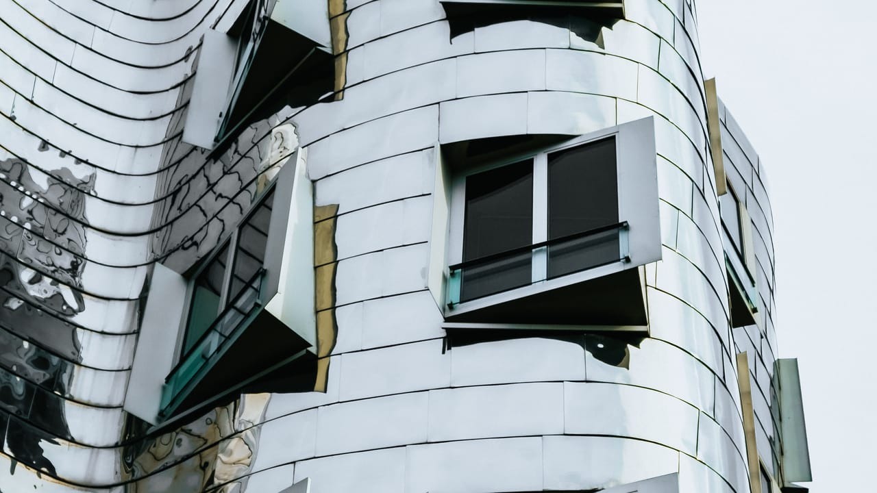 Arquitectura moderna curva en Dusseldorf, imagen para guia de estrategia de reventa en pozo