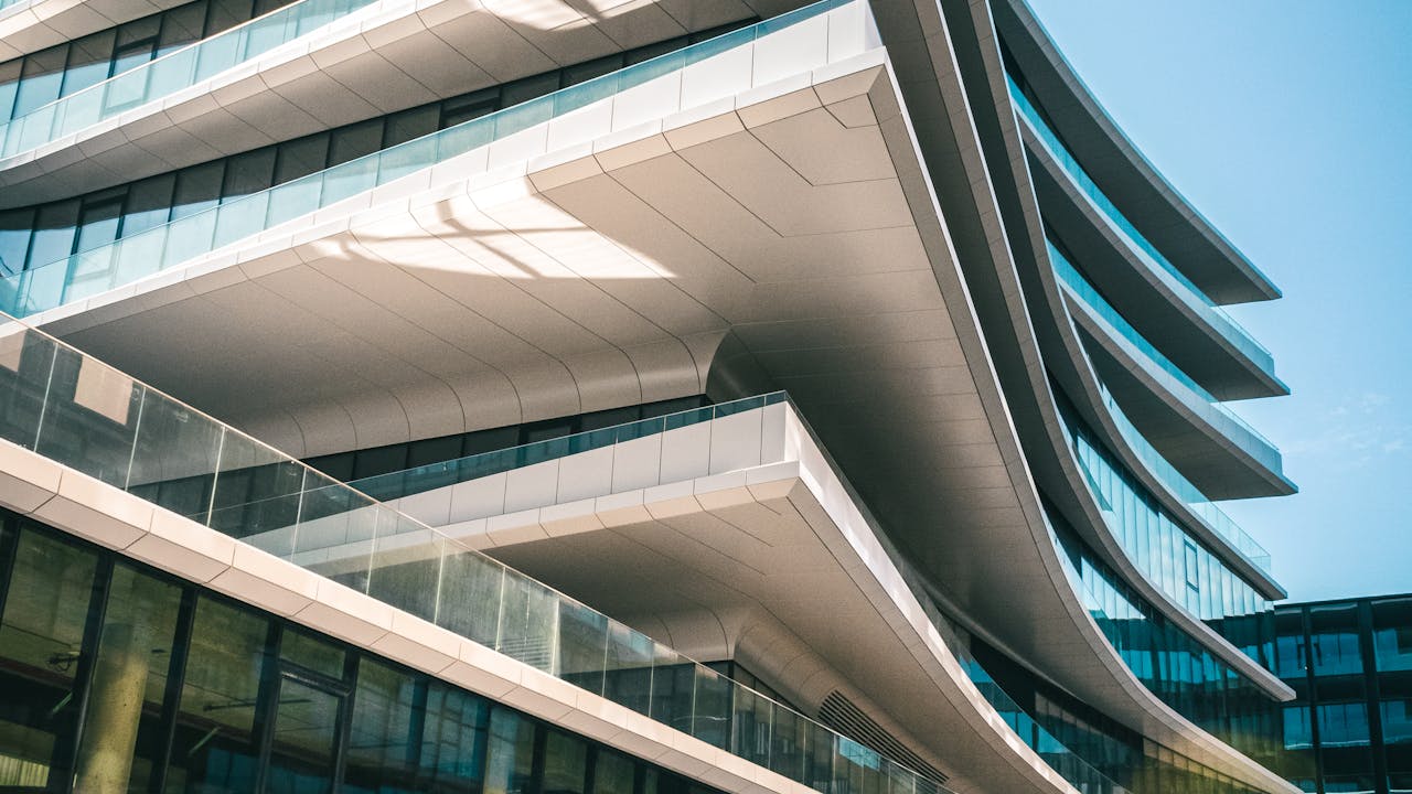 Arquitectura moderna con lineas sleek y diseño innovador en Vilnius, imagen para guia de etapas de un proyecto en pozo