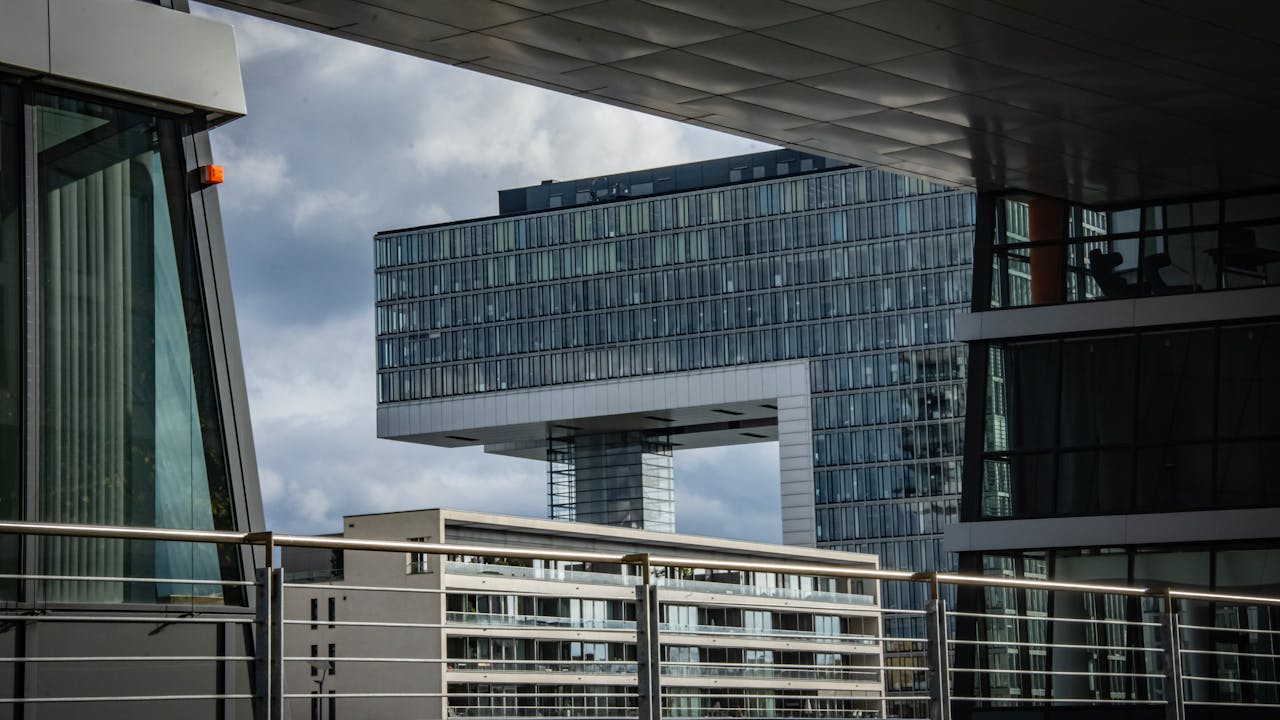 Arquitectura contemporanea con fachada de vidrio, imagen para guia de como evaluar desarrolladoras de pozo