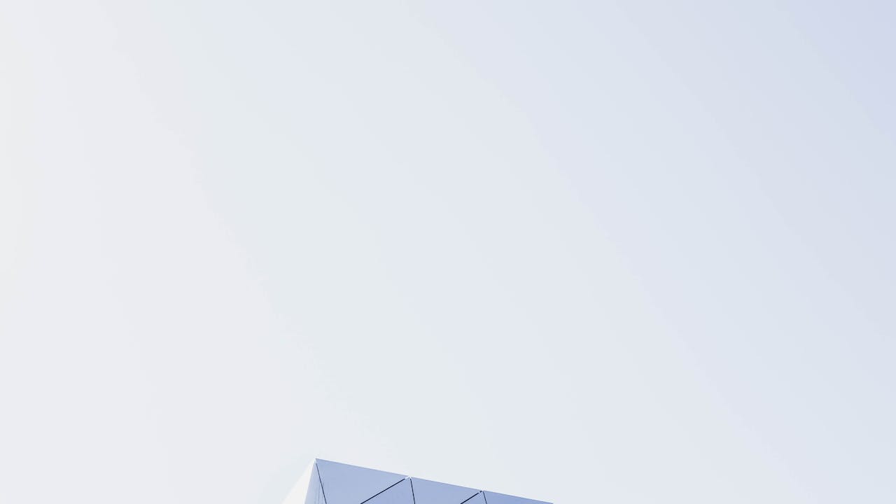 Edificio moderno con fachada geometrica, imagen para guia de como evaluar una desarrolladora de pozo y red flags