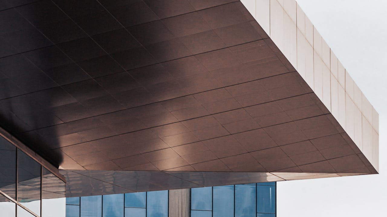 Edificios modernos con diseño geometrico, imagen para guia de como financiar un departamento en pozo