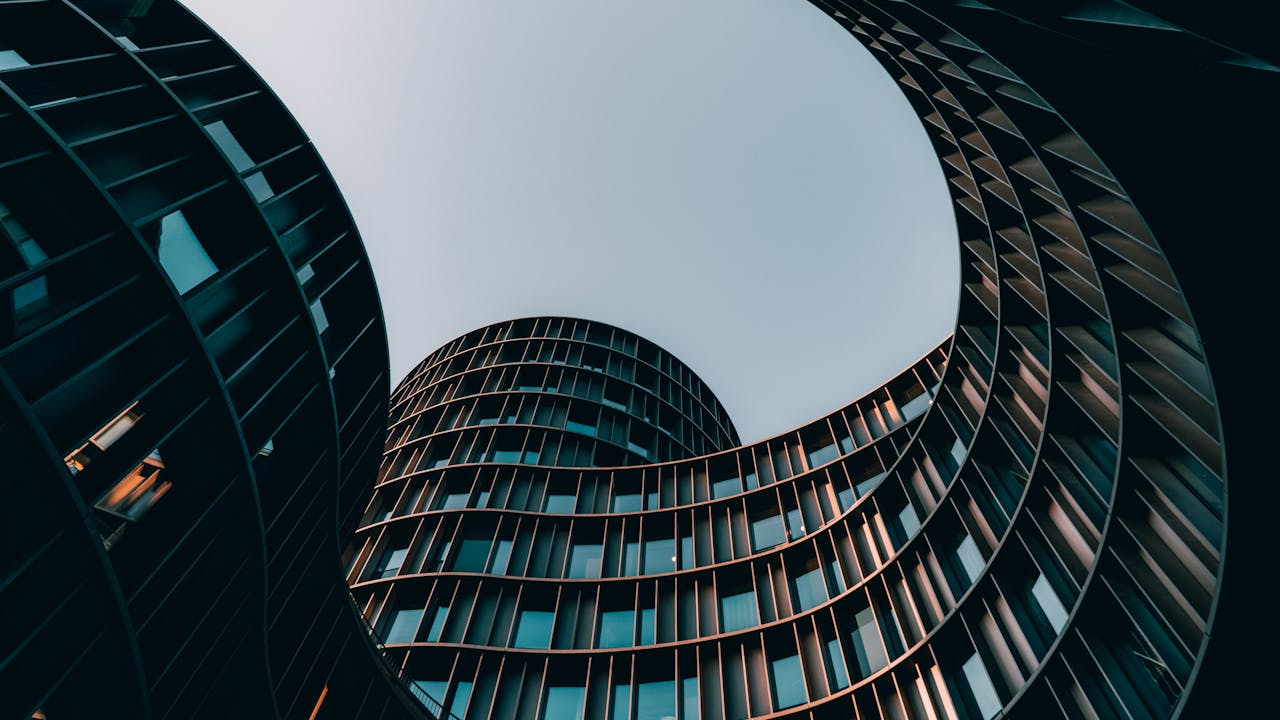 Arquitectura moderna con fachadas curvas en Copenhagen, imagen para comparativa GBA Norte vs Oeste para invertir en pozo