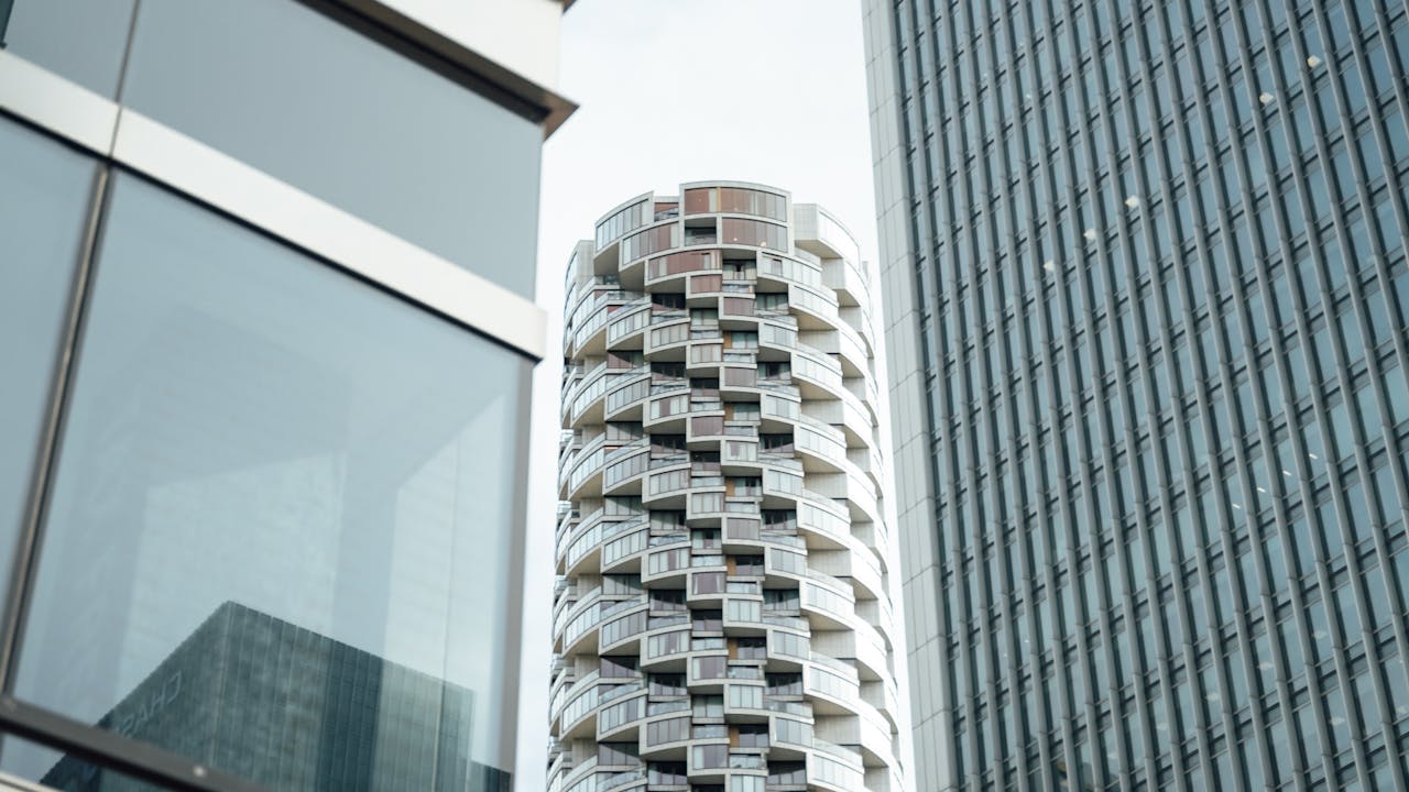 Edificios contemporaneos high-rise en area urbana, imagen para comparativa pozo vs usado en CABA