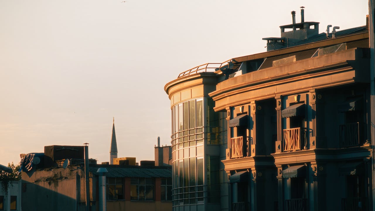 Skyline urbano moderno al atardecer con edificios residenciales, imagen para post sobre precio de cierre por m2 CABA abril 2026