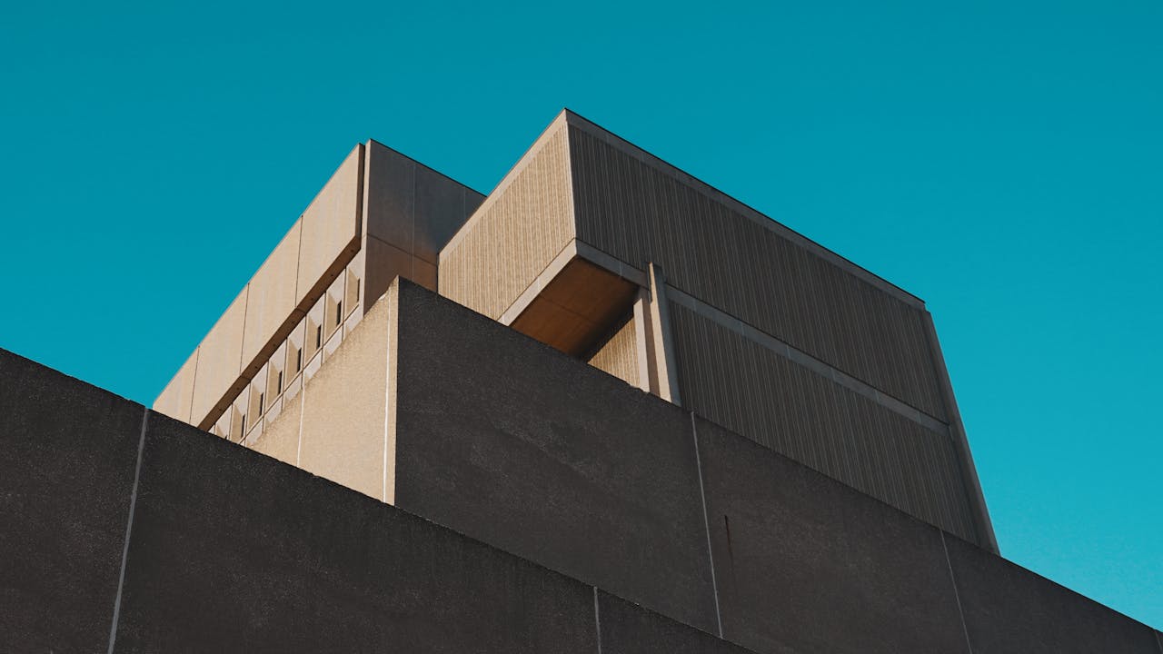 Edificio moderno de hormigon con cielo azul en London Ontario, imagen para guia de 9 riesgos reales de comprar en pozo