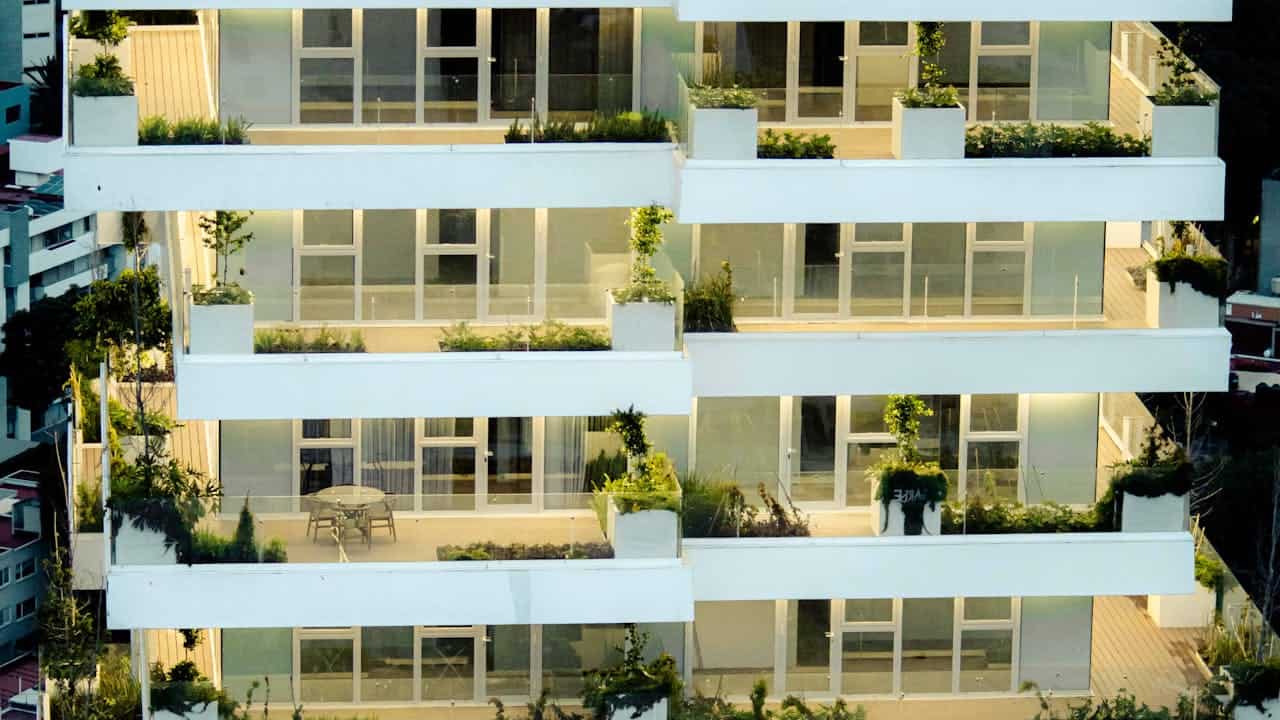 Vista aerea de torre residencial premium con balcones iluminados, imagen para guia sobre RIGI inmobiliario e inversion en pozo en Argentina