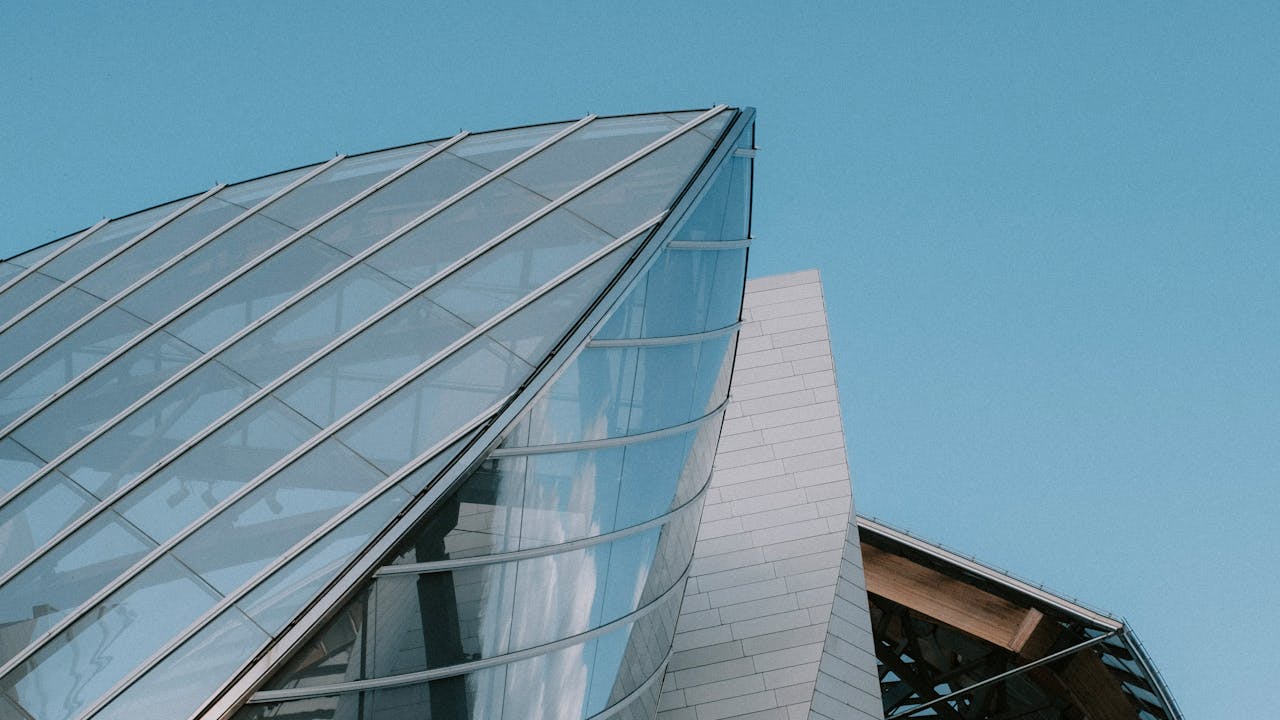 Arquitectura moderna con paneles de vidrio y cielo claro, imagen para guia de tendencias en departamentos en pozo