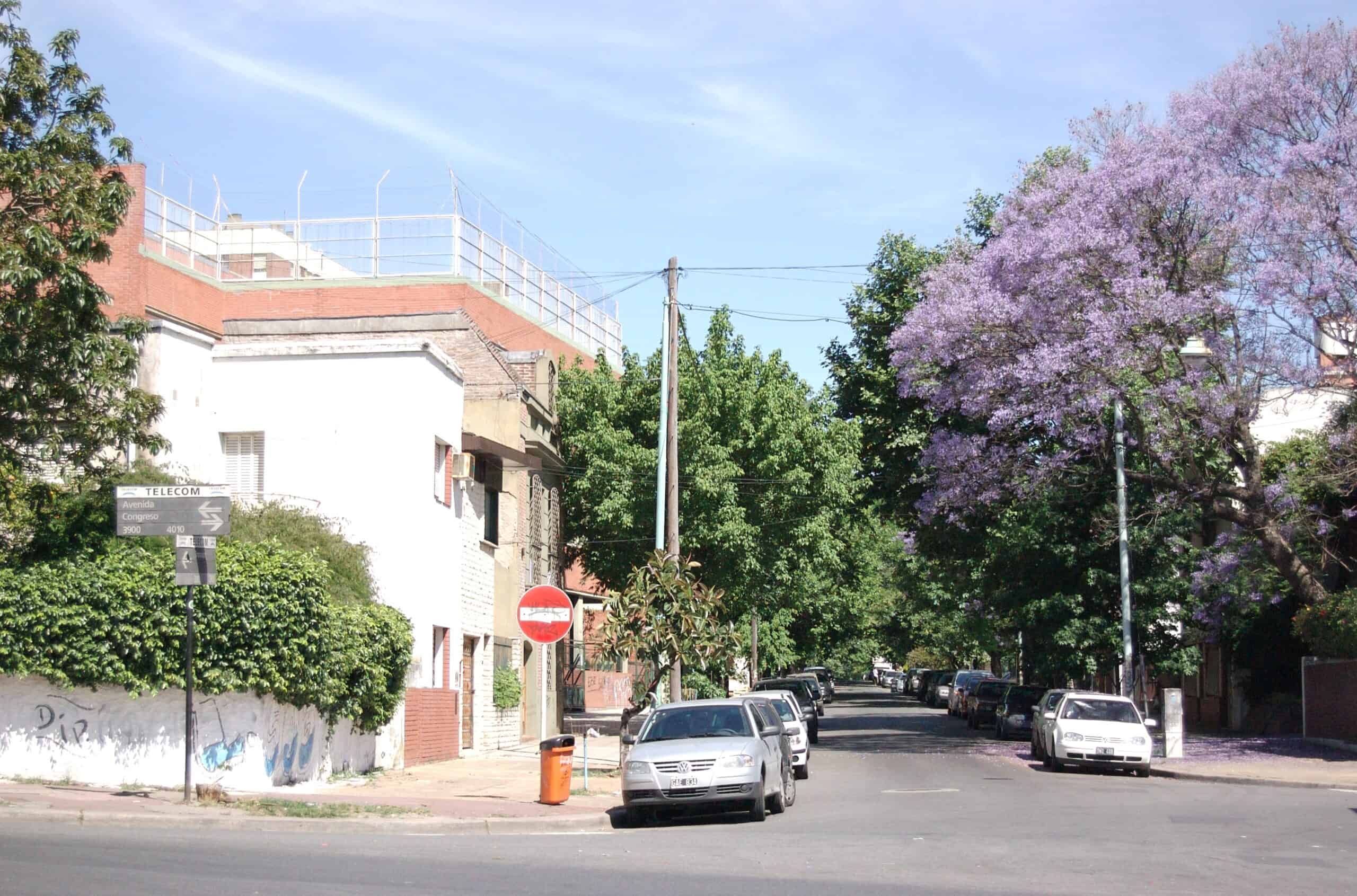 Calle Tronador en Villa Urquiza Buenos Aires, calle arbolada con edificios residenciales modernos